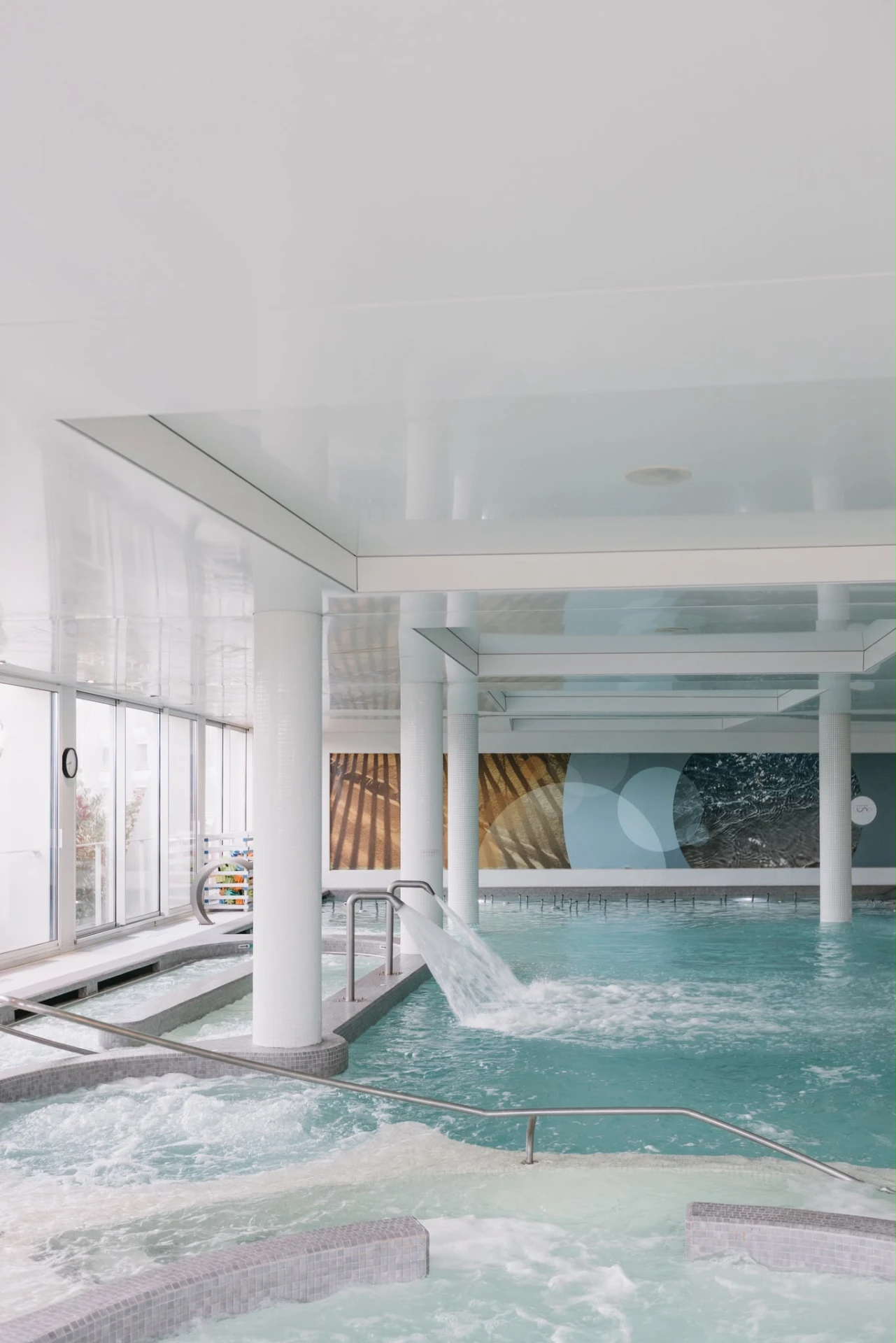 Vue large des bassins de la thalasso de La Grande-Motte privatisable en soirée